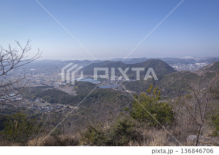 高御位山(たかみくらやま)兵庫県加古川市と高砂市にまたがる標高304mの山のハイキング中に見える風景 高御位山(たかみくらやま)兵庫県加古川市と高砂市にまたがる標高304mの山のハイキング中に見える風景 136846706