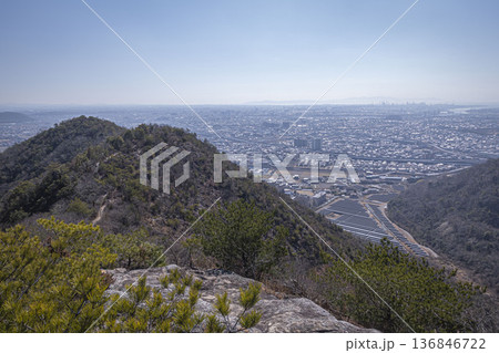 高御位山(たかみくらやま)兵庫県加古川市と高砂市にまたがる標高304mの山のハイキング中に見える風景 高御位山(たかみくらやま)兵庫県加古川市と高砂市にまたがる標高304mの山のハイキング中に見える風景 136846722