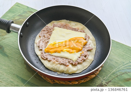 トルティーヤ作り 136846761