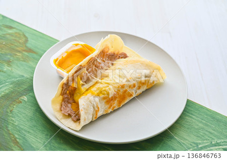 豚挽肉とチーズのトルティーヤ 豚挽肉とチーズのトルティーヤ 136846763