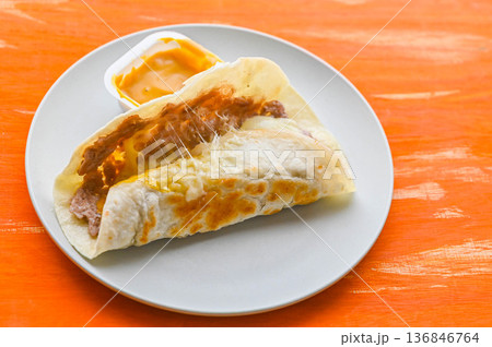 豚挽肉とチーズのトルティーヤ 豚挽肉とチーズのトルティーヤ 136846764