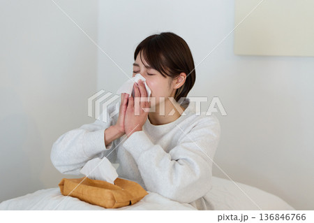 睡眠中に鼻をかむ女性 136846766