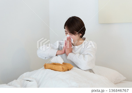 睡眠中に鼻をかむ女性 136846767