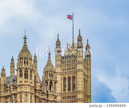 ロンドン・英国国会議事堂とユニオンジャック 136846809