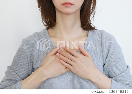 胸に手を当てる女性 動悸や不安のイメージ 136846813