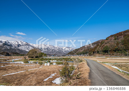 浅春のマキノ町の田園風景 滋賀県高島市 浅春のマキノ町の田園風景 滋賀県高島市 136846886