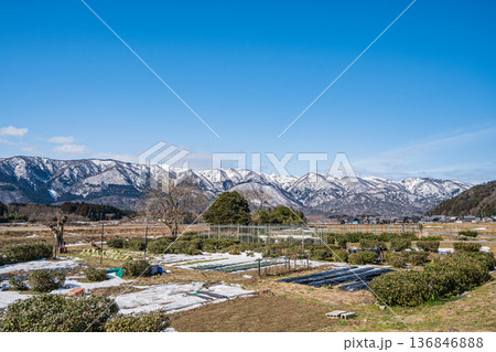 浅春のマキノ町の田園風景　滋賀県高島市 136846888