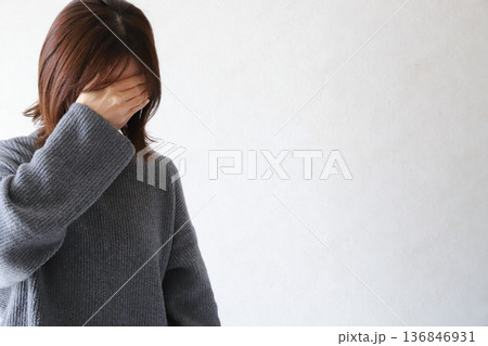 顔を覆う女性 落ち込みや強いストレスのイメージ 136846931