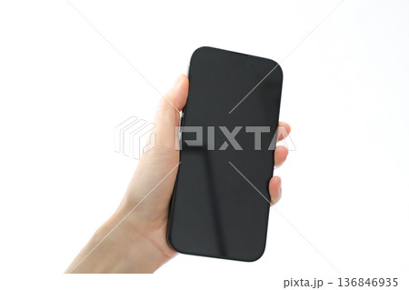 スマートフォンを持つ手元 白背景のモックアップ スマートフォンを持つ手元 白背景のモックアップ 136846935