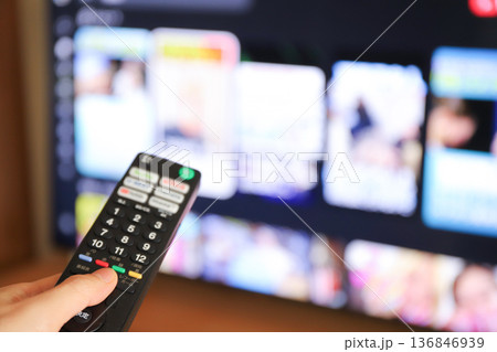 テレビに向けたリモコン操作 動画配信サービス視聴イメージ 136846939
