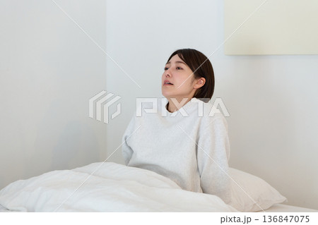 寝起きで疲れた表情の女性 寝起きで疲れた表情の女性 136847075