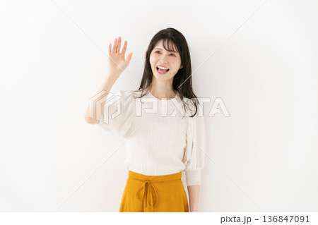 ミドル女性　ポートレート　手を振る 136847091