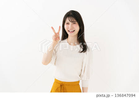 ミドル女性　ポートレート　ピース 136847094