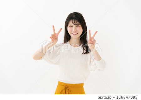 ミドル女性　ポートレート　ピース 136847095