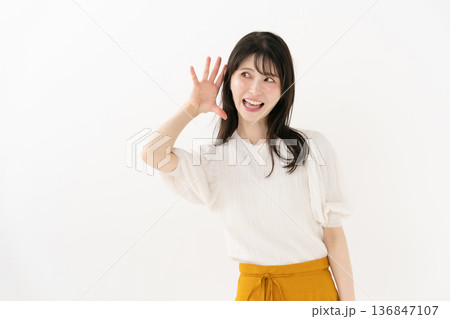 ミドル女性　ポートレート　聞く 136847107