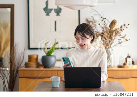 スマートフォンを持つ女性 136847211