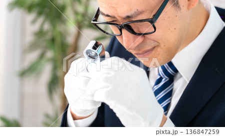 鑑定をする男性 136847259