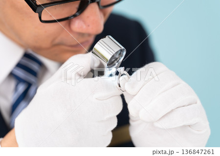 鑑定をする男性 136847261