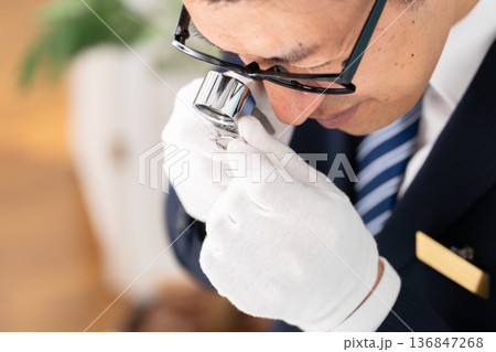 鑑定をする男性 136847268