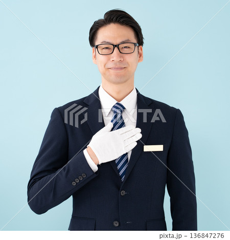 ビジネスマン　白手袋 136847276