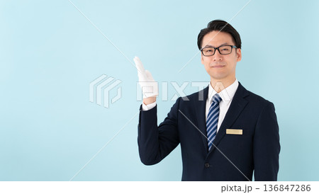 ビジネスマン 白手袋 手かざし ビジネスマン 白手袋 手かざし 136847286