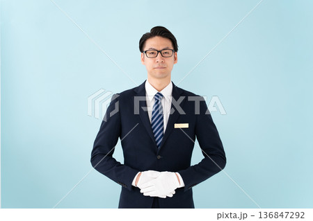 ビジネスマン　白手袋 136847292