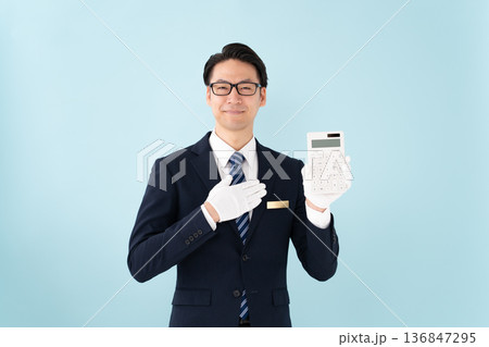 白手袋で計算機を持つ男性　お任せ 136847295