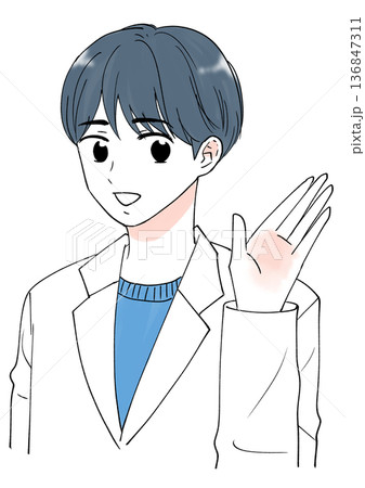 白衣男性手 136847311