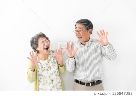 驚くシニアカップル 136847388