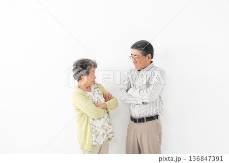 睨み合うシニア夫婦 睨み合うシニア夫婦 136847391