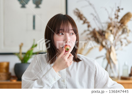 イチゴを食べる女性 136847445