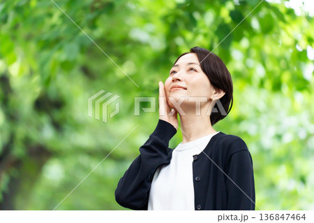 ミドル女性　新緑 136847464