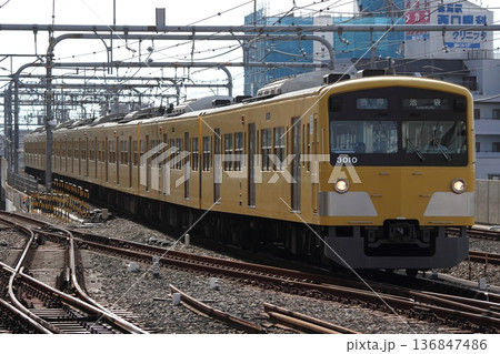 練馬に進入する 西武3000系 3009F 136847486