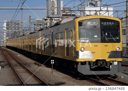 練馬に進入する 西武3000系 3009F 136847488