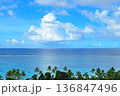 常夏の島の海と空 136847496