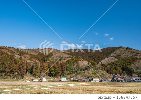 浅春のマキノ町の田園風景　滋賀県高島市 136847557