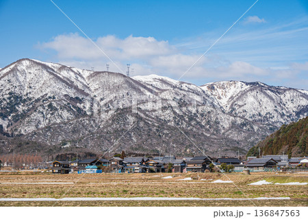 浅春のマキノ町の田園風景　滋賀県高島市 136847563