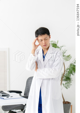 医療　白衣の男性　考える 136847594