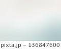 淡いブルー系グラデーションの背景素材 136847600