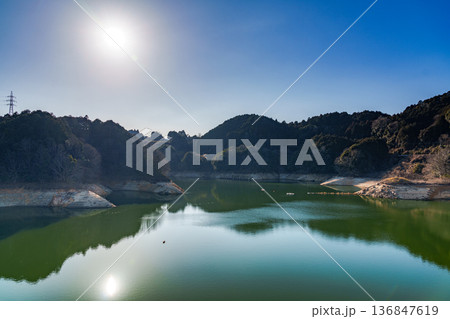渇水が続く奈良布目ダム　2026早春の夕景　湖面を照らす夕方の太陽② 136847619