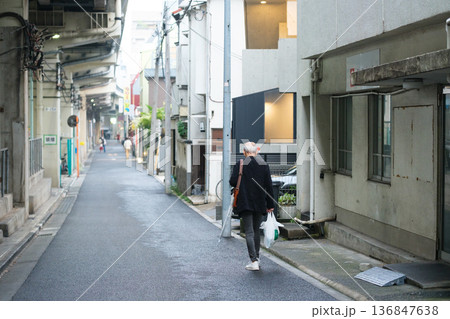 買い物帰りのシニア男性 後ろ姿 買い物帰りのシニア男性 後ろ姿 136847638