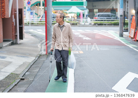 買い物帰りのシニア男性 買い物帰りのシニア男性 136847639