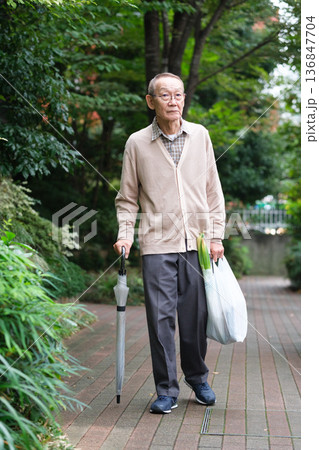 買い物帰りのシニア男性 買い物帰りのシニア男性 136847704
