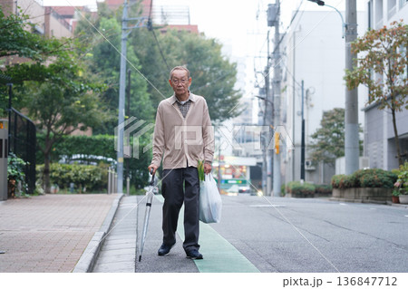 買い物帰りのシニア男性 買い物帰りのシニア男性 136847712