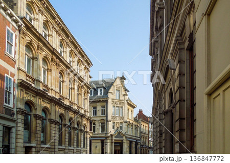 イギリス・キングストン・アポン・ハルの歴史的な街並み 136847772