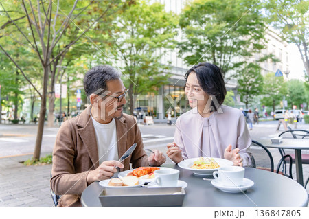 テラスでランチをするカップル テラスでランチをするカップル 136847805