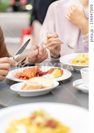 テラスでランチをするカップル 手元 テラスでランチをするカップル 手元 136847809