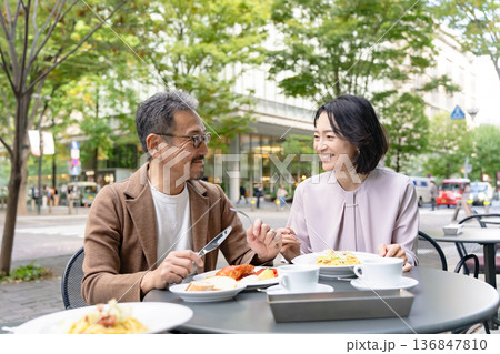 テラスでランチをするカップル 136847810