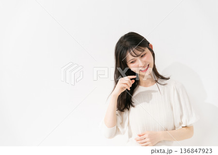 ミドル女性 ポートレート ヘアケア ミドル女性 ポートレート ヘアケア 136847923