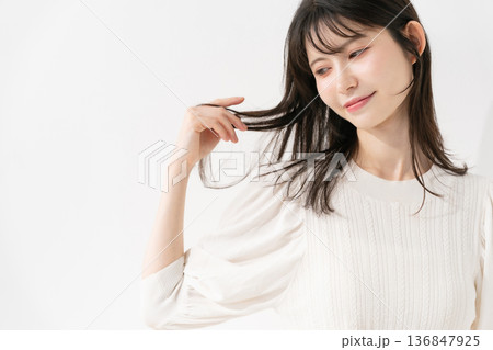 ミドル女性 ポートレート ヘアケア ミドル女性 ポートレート ヘアケア 136847925